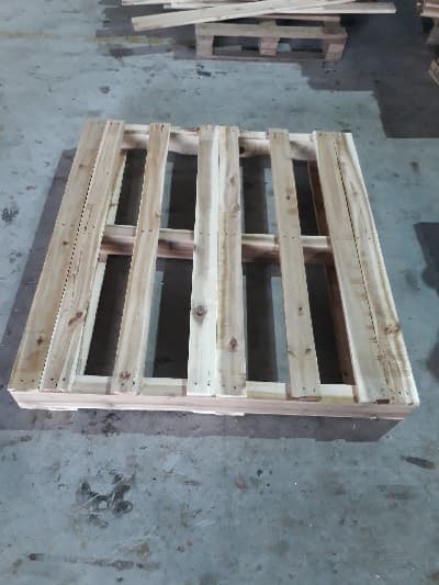 Pallet gỗ keo 2 hướng nâng