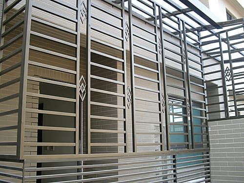 Khung inox bảo vệ lan can