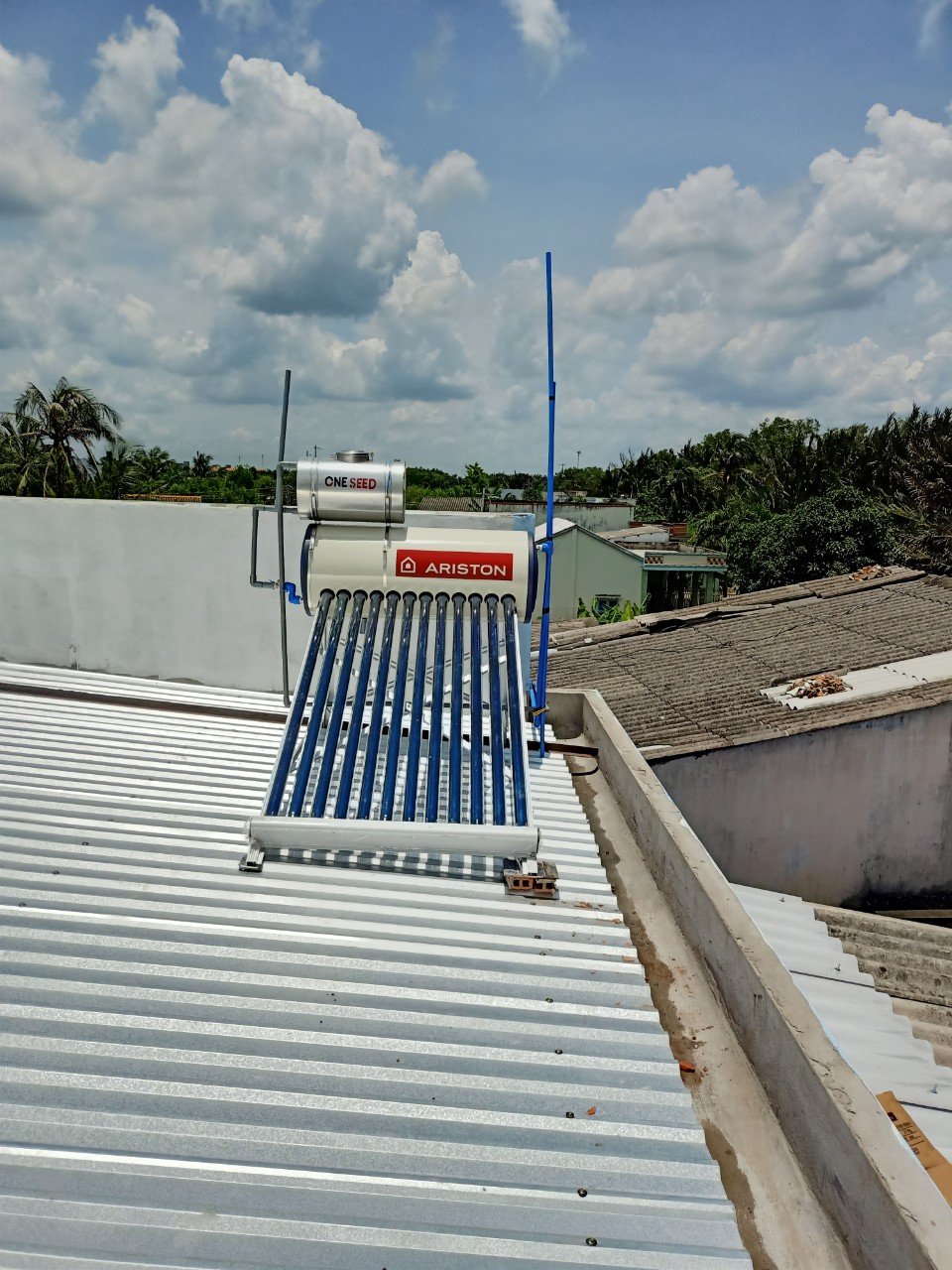 Máy nước nóng năng lượng mặt trời