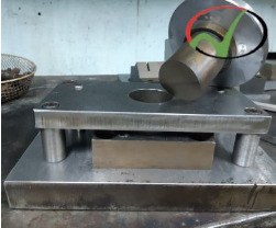 Khuôn dột lỗ