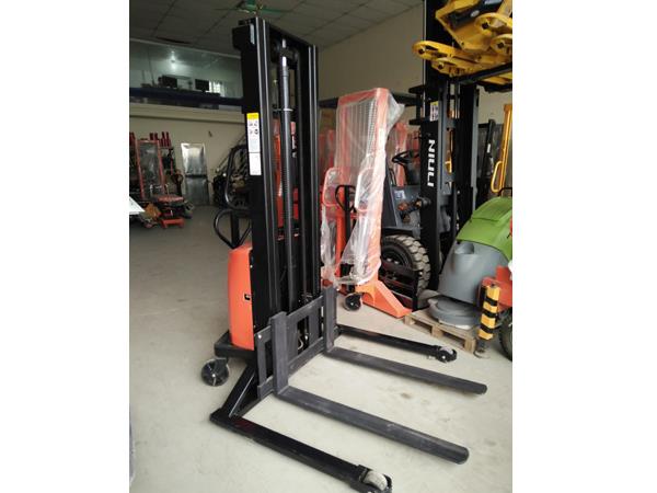 Xe nâng bán tự động chân khuỳnh