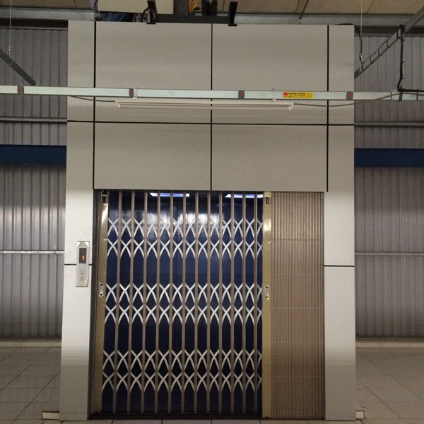 Thang máy cửa xếp
