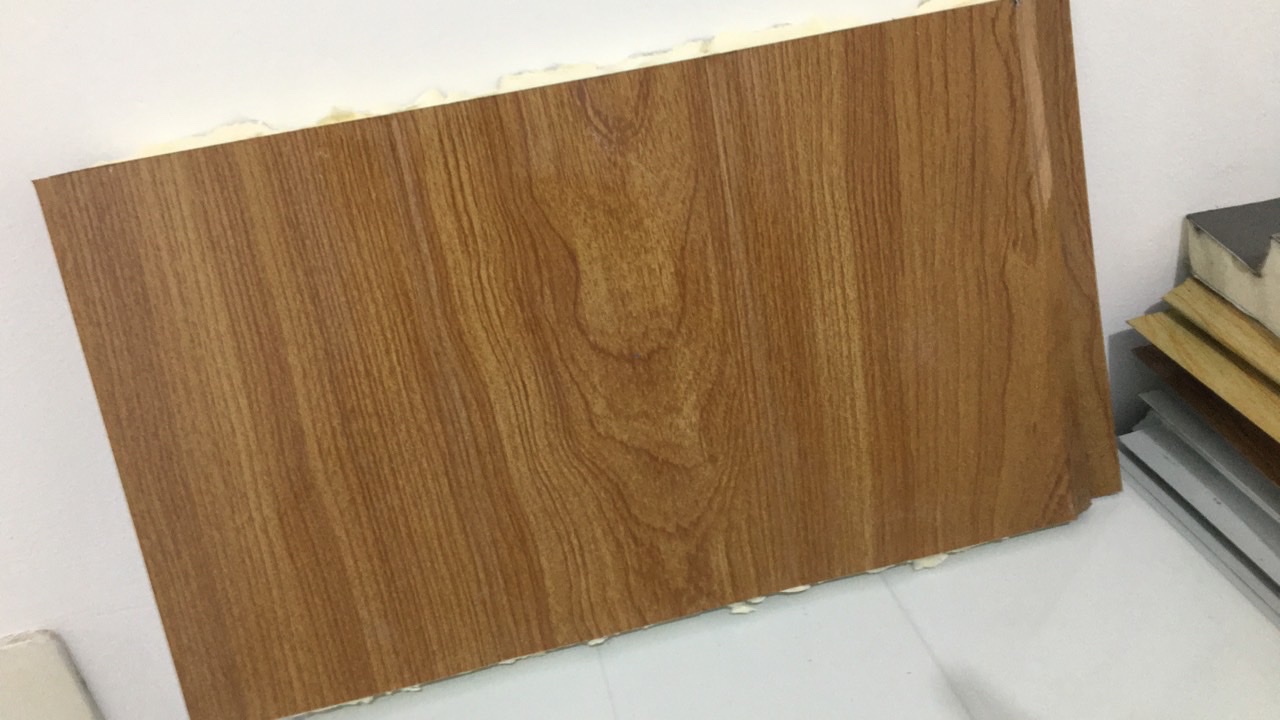 Tôn trần vân gỗ đậm
