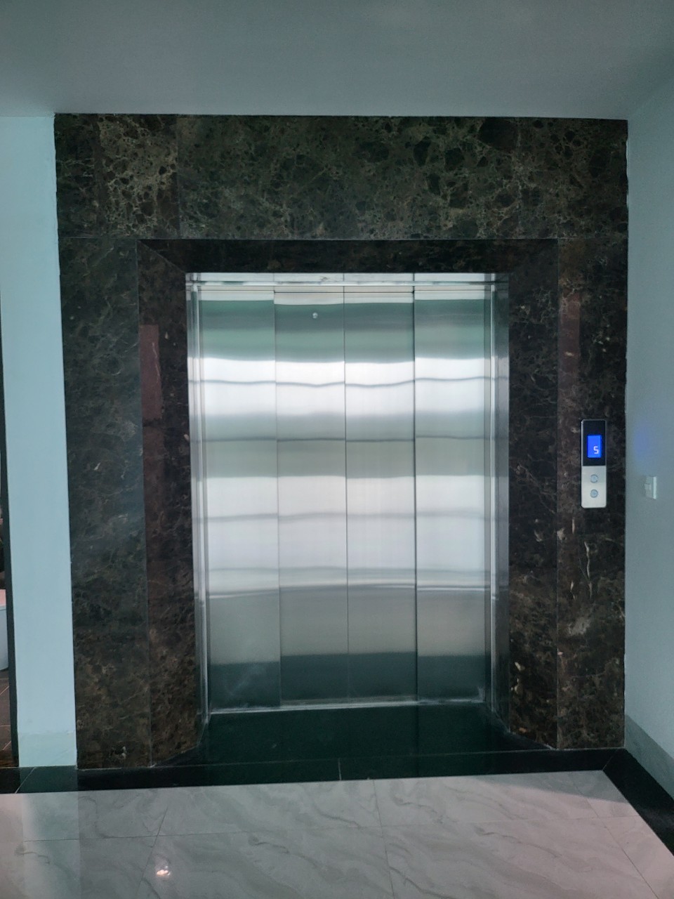 Thang máy tải khách