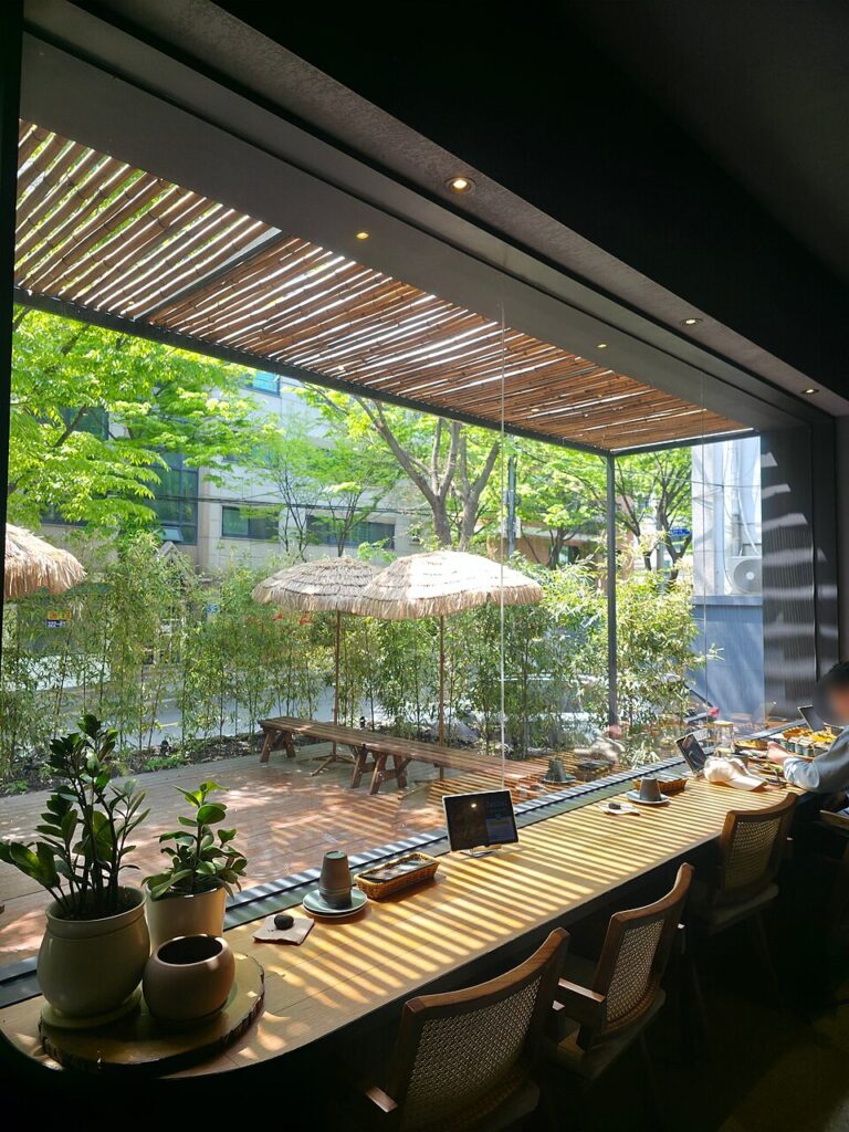 Featured image: Digital Dining: The Best AI Website Builder for Restaurants and Cafes